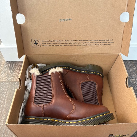 Dr. Martens Shoes - NEW Dr. Martens Women's Leather Fur Lined Chelsea Boots Size 6